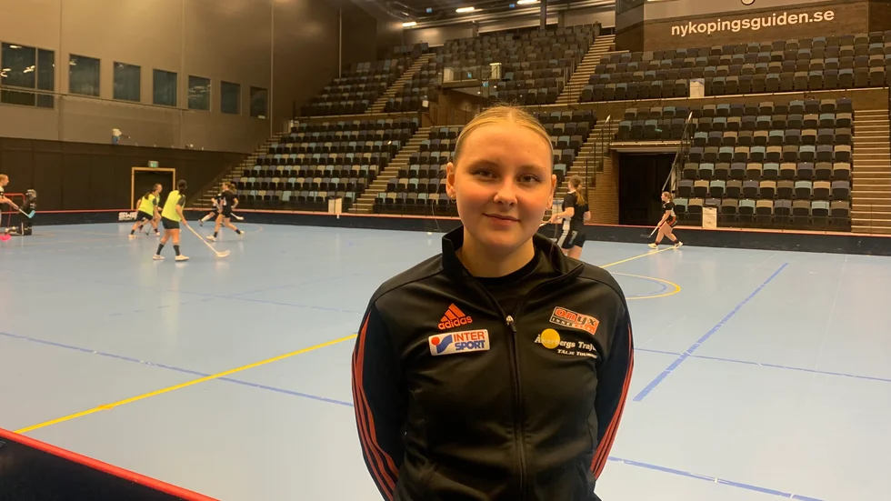 När Sofia Krusell inte hänger i hallen jobbar hon som vikarie på Långsätterskolan.