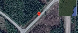 Lastbil stillastående på väg 807 - helt stopp i ett körfält
