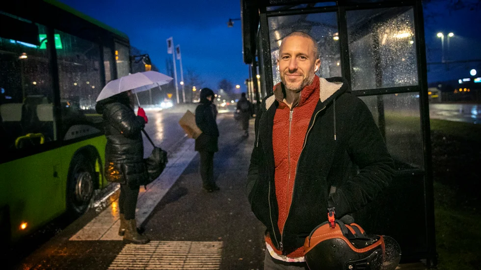Trosabon Viktor Milonjic brukar ta tåget till jobbet i Stockholm. På onsdagsmorgonen fick han i stället stå i en busskur vid stationen i Vagnhärad.