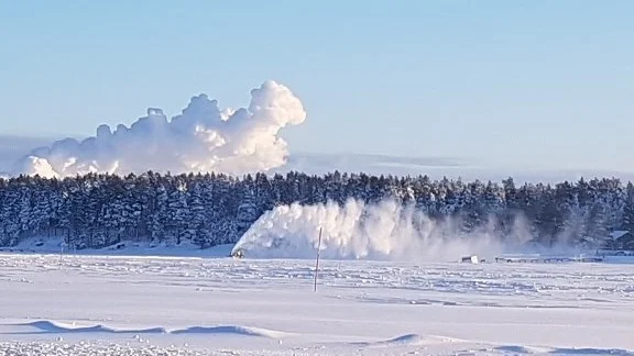 De senaste dagarnas snöande och högvatten har ställt till det för isvägarna ut i skärgården. Ingen av vägarna har öppnat ännu och snöandet ska fortsätta fram till onsdag då ett nytt högvatten är på ingång. (Arkivbild)