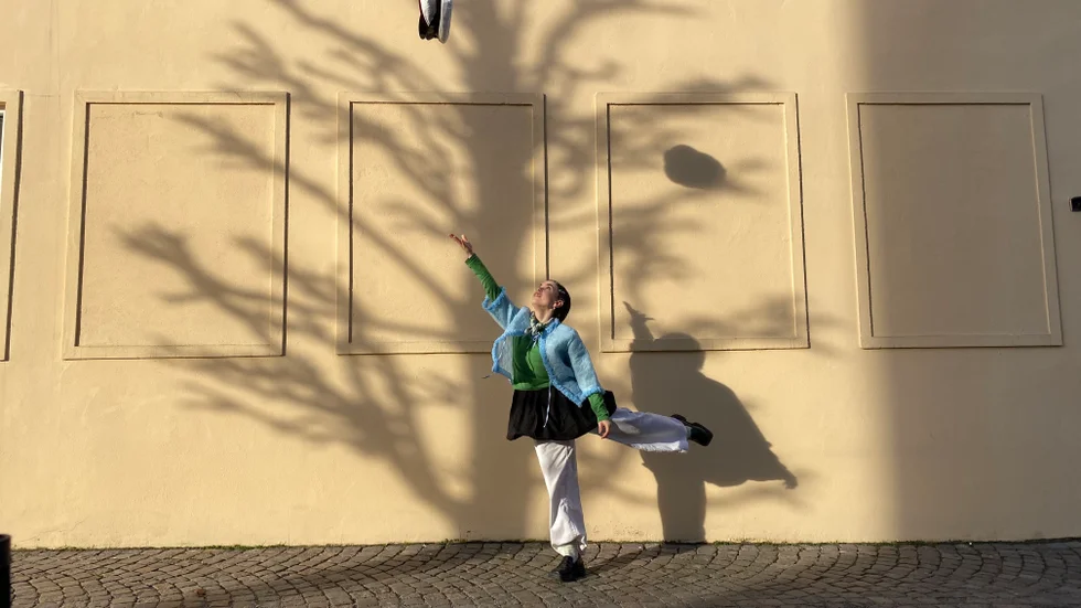 Sjung om studentens... Gabriella Engdahl slänger upp studentmössan i luften.