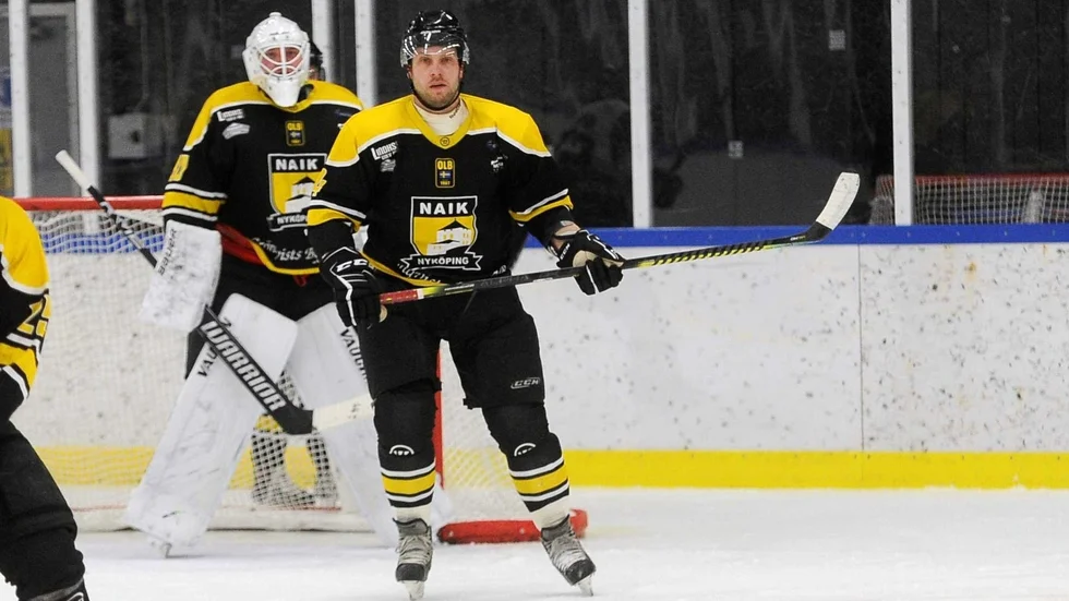 Sebastian Örnebjer (tidigare Sjösten) i Nyköpings AIK:s matchtröja i fredags. Två andra tidigare kända Nyköpingsspelare var också med i matchen. Men de är inte tänkta att spela viktiga tisdagsmötet mot Älta.