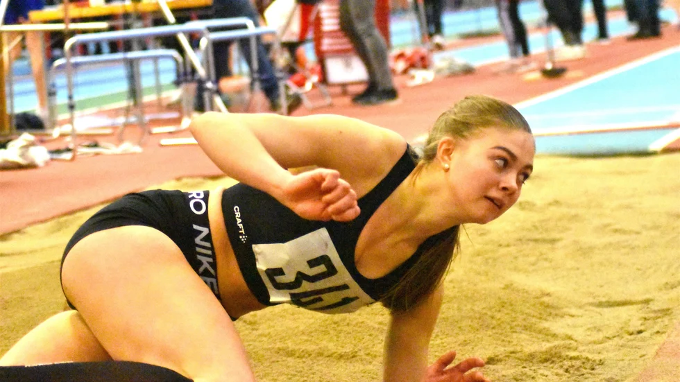 Cornelia Nilsson visade gryende form under Norrländska mästerskapen i Piteå. Personligt rekord i längd och årsbästa i tresteg.