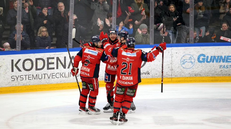Västerviks IK:s sportchef Victor Öhman, här i tröja nummer 21, har gjort klart med målvakten Emil Zetterquist.