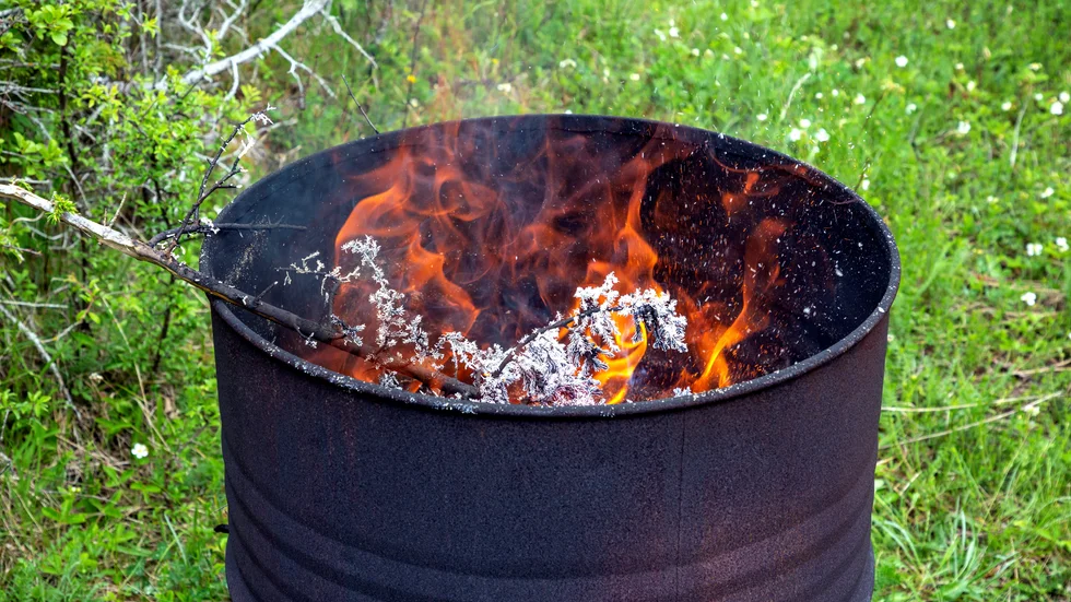 Eldningen i en tunna på tomten fick grannkonflikten att eskalera. Nu har en man i 50-årsåldern dömts för olaga hot.
