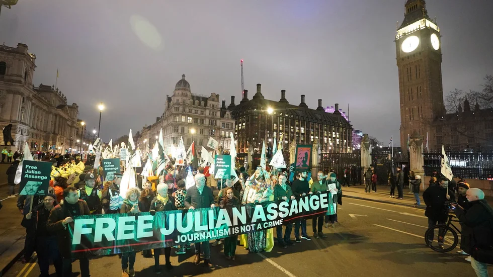 Hundratals aktivister som kräver att Wikileaksgrundaren Julian Assange friges deltog i en karnevalsliknande protestmarsch i London på lördagskvällen.