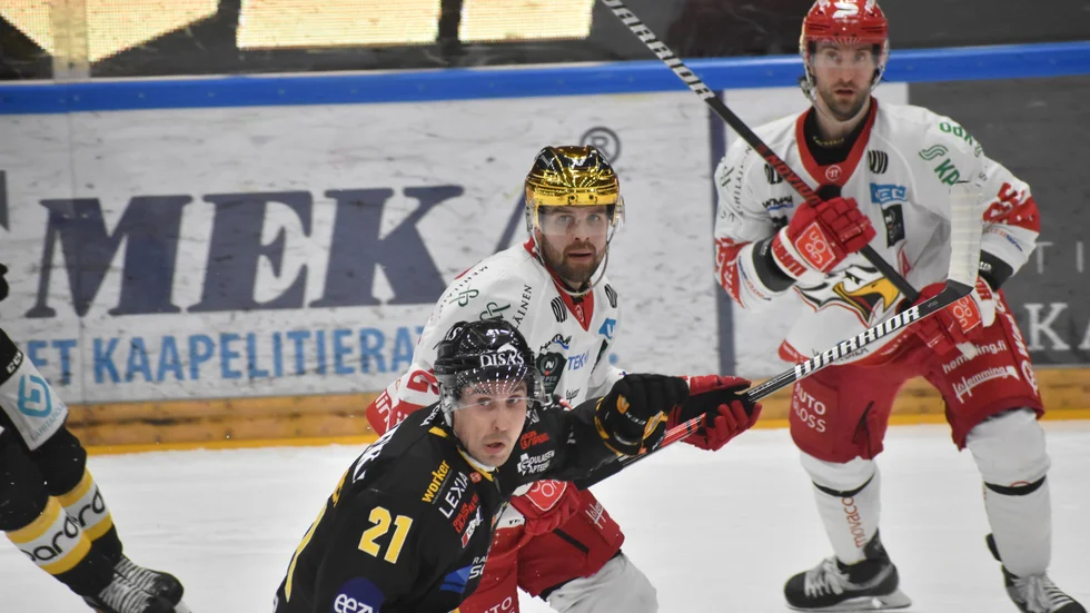 Axel Holmström, här i matche mot Kärpät, är på väg mot sin bästa säsong som senior.
