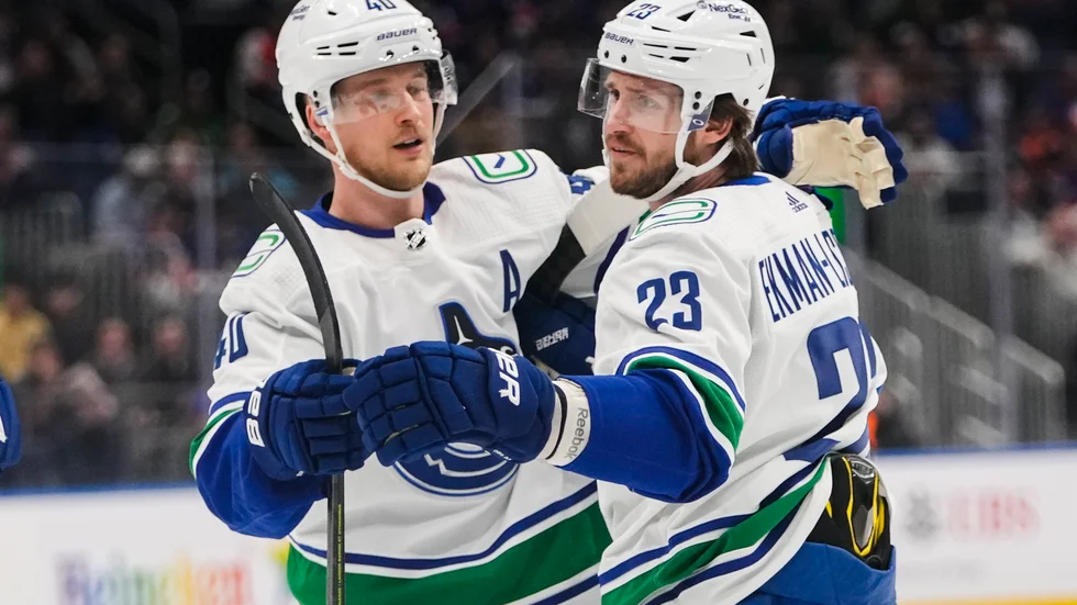 Vancouvers Oliver Ekman-Larsson firar sitt mål tillsammans med lagkamraten Elias Pettersson. Arkivbild.