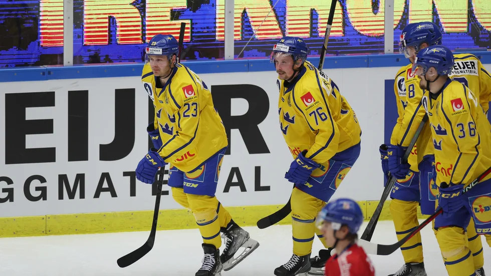 Sveriges Lucas Wallmark (till vänster) jublar med sina landslagskamrater efter centerns mål mot Tjeckien, som dock vann matchen i Malmö arena med 2–1 efter förlängning i Beijer Hockey Games.