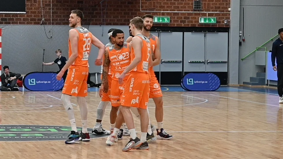 Marcus Tyus klappas om efter en trea som tvingade Kalmar att ta timeout. Amerikanens makalösa facit på tisdagskvällen: 24 poäng på 12 minuter.