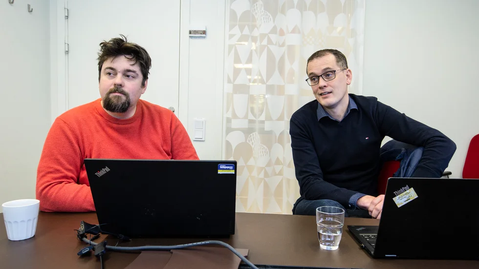 Cristian Rask, teknikansvarig, och Gustav Törnquist, bygg- och fastighetschef på Uppsala parkerings AB. Under 2020 ska bolaget ta fram en plan för att kunna fortsätta möta efterfrågan på laddplatser.