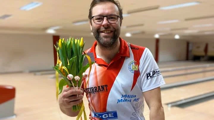 Thomas Gustafsson belönades med blommor efter att ha fått maximala 300 poäng i en serie. 