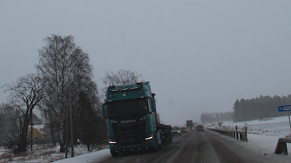 Långa köer bildades på torsdagsmorgonen då E18  under en dryg timme var helt avstängd för trafik väster om Enköping.