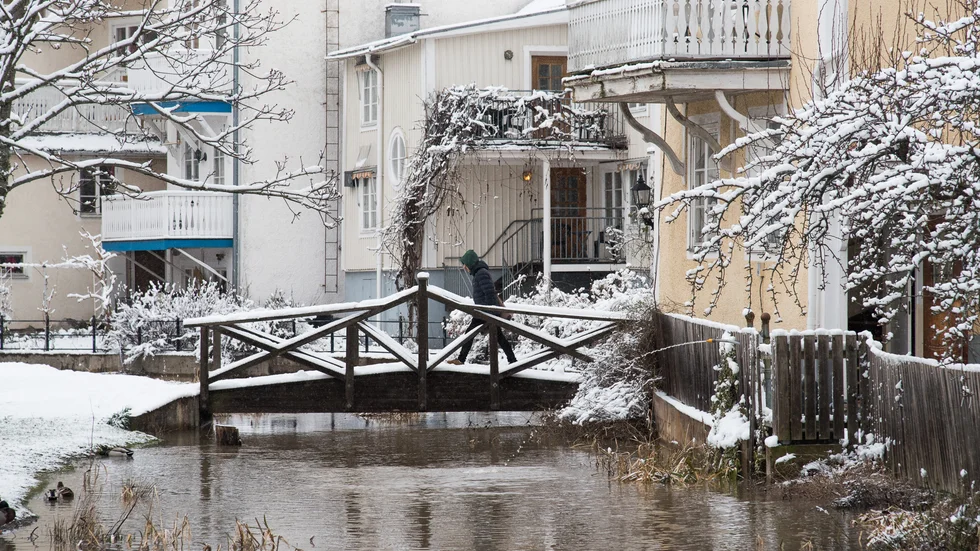 Vattennivån har börjat sjunka i Gamlebyån. Strax till höger om bron syns en vattenstråle vid staketet, vatten pumpas ut från gården. Bilden togs vid lunchtid på torsdagen.
