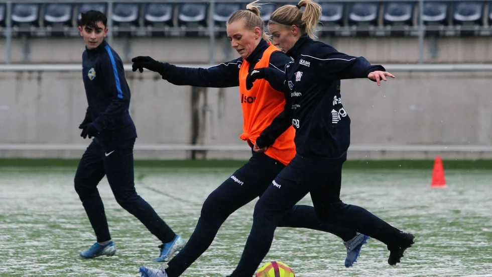 Amanda Kander i duell med Stina Blackstenius.