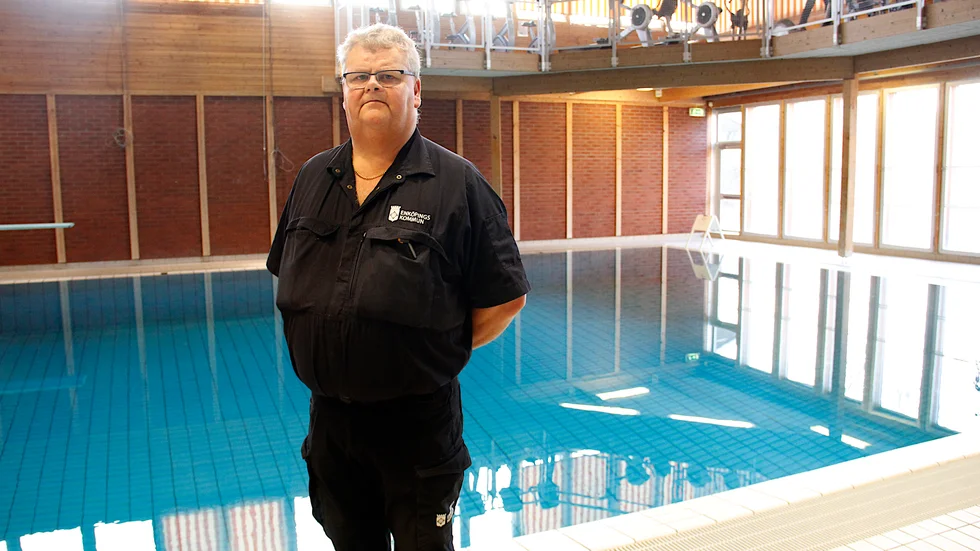 Patrik Johansson, drifttekniker i badhuset, berättar att besöksantalet först gick ner med hela 90 procent när coronapandemin slog till.