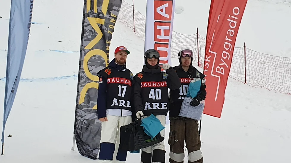 Linus Öjelind, mitten, firar sitt guld. 