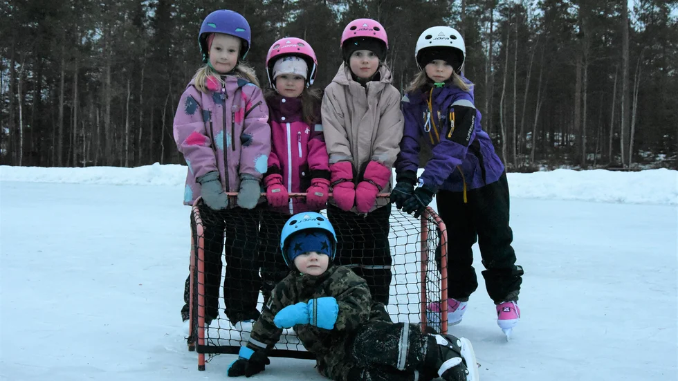 Juni Sundström, Alice Sahlin, Tindra Mukka, Signe Nilsson och liggande som en riktig hockeymålvakt Teo Mukka.
