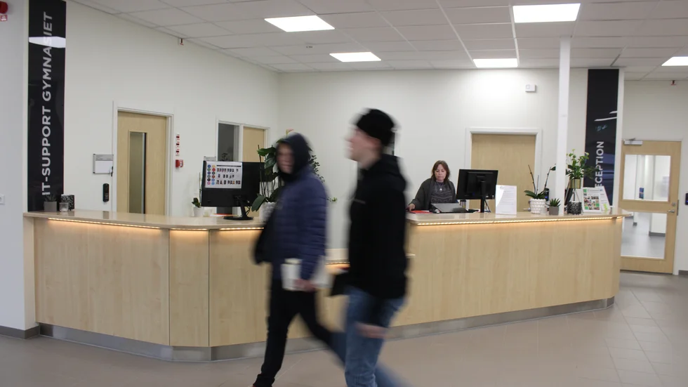 Under veckan som gått har sex elever på Västerviks gymnasium konstaterats smittade av covid-19. Enligt gymnasie- och vuxenutbildningschefen är det inte aktuellt med distansundervisning i dagsläget.