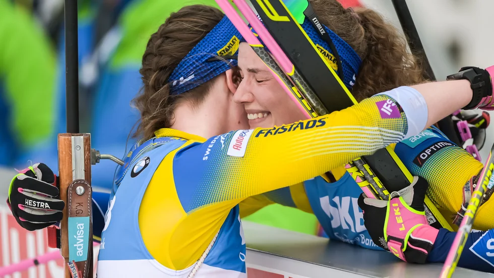Hanna Öberg kramas om av lillasyster Elvira Öberg.