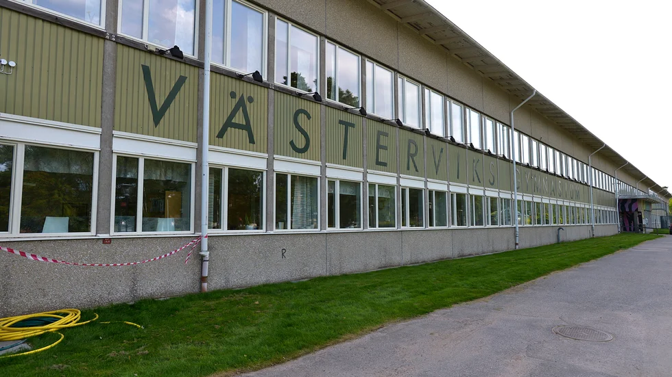 Mannen döms både för skadegörelse, när han slog sönder värmepumpen, samt stöld, som inträffade i oktober 2018 på Västerviks gymnasium.