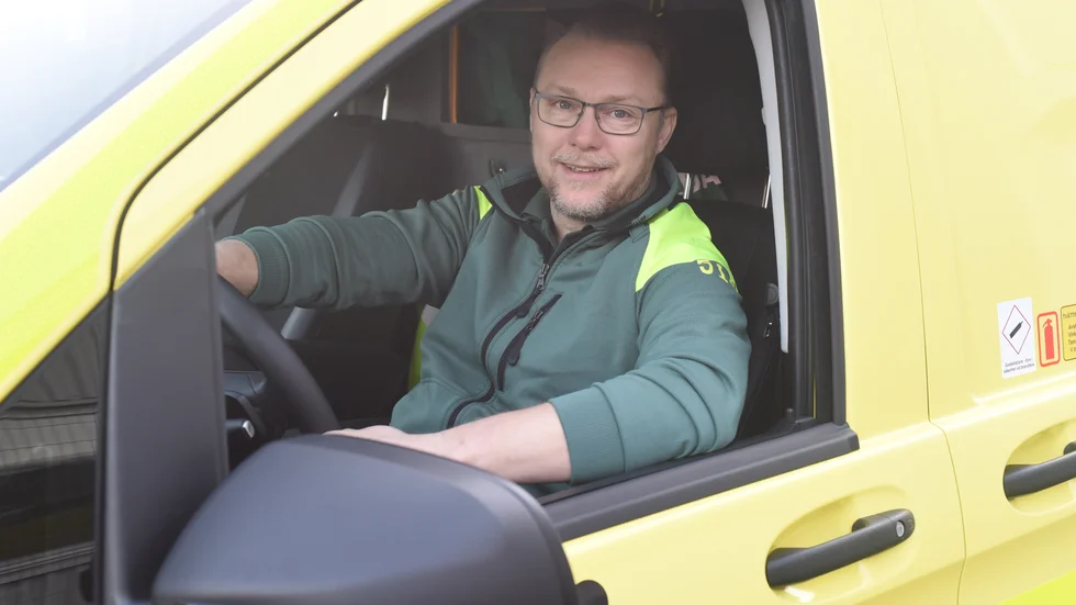Daniel Loftby delar sin arbetstid mellan att köra ambulans och att agera sjukvårdare.
