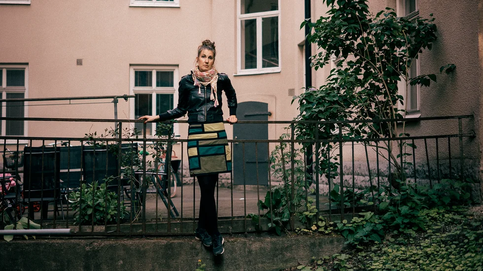 Elinor Torp har under lång tid byggt upp kontakter med människor som jobbar i Sverige men som står helt utanför den svenska modellen. "De flesta har varit jätterädda för att någon ska se att de pratar med mig, för de är tillsagda att de inte får prata med svenskar".