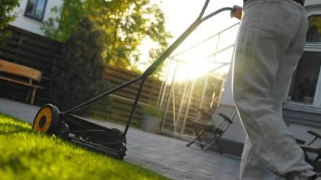 Moderna bensingräsklippare är bara marginellt bättre än gamla - satsa på en handjagare så sparar du både pengar och miljön.Foto: Stiga