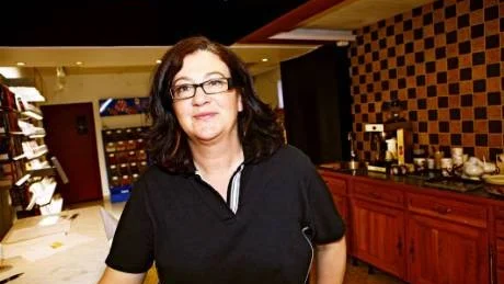 - Det är skönt att få komma igång, konstaterar Åsa Wiman. Hon och mannen Anders har slagits i många år för att få serveringstillstånd för en restaurang i lokalerna men nu blev det alltså en närbutik istället.