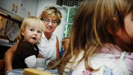 Elvira Larsson äter mellanmål på avdelningen Delfinen på förskolan Kräftan i Västervik. Förskolläraren Ewa Dolk håller koll på barnen.