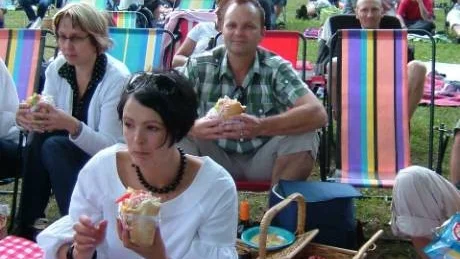 I den underbara sommarkvällen kunde publiken vid Ankarsrums alldeles egna Visfestival njuta av såväl vacker sång och musik som av de medhavda kulinariska läckerheterna.