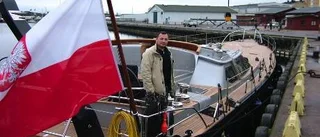 Lyxyacht får svindyr mast i Västervik