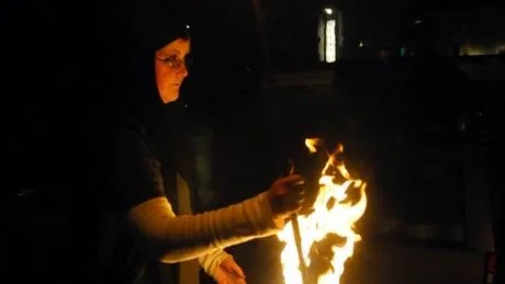 På måndagskvällen höll affärerna i Västervik kvällsöppet. På Stora torget bjöds julklappsshoppande människor på en magisk eldshow av bland andra Julia Johansson (bilden). Foto: Anders Steiner