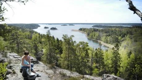 Ett härligt utsiktsberg är Djursnäs kase vid Syrsan. Hit går Jill Wremerth, Helgenäs, när hon vill njuta av den vackra utsikten. FOTO: HANS BRANDIN