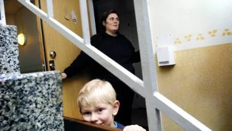 Jeanette Stensgaard med sonen Per stormtrivs med Bostadsbolaget som hyresvärd.    Foto: Lisa Olaison