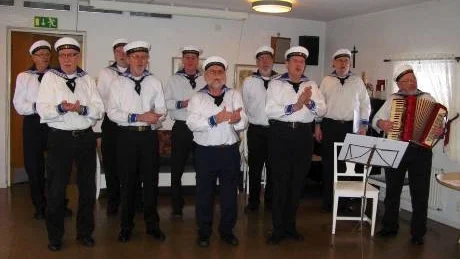 Flottans Mäns Sångarlag underhöll på Ekliden. Jörgen Lundgren, till vänster, Hans Lundqvist, Bo Nord, Roland Larsson och Eje Högberg. Bakre raden Lennart Nilsson,  till vänster, Christer Warfvinge, Sonny Johansson, Bo Andersson och Palle Ohlsén.