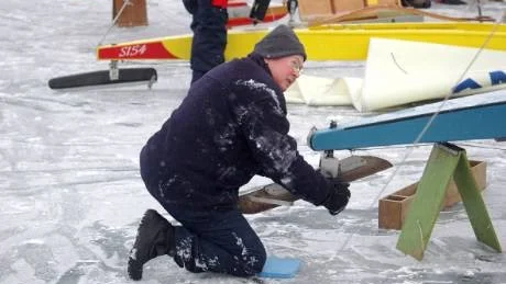Ossian Nilsson från Loftahammars Båtsällskap hjälper till att montera medar på en av isjakterna.