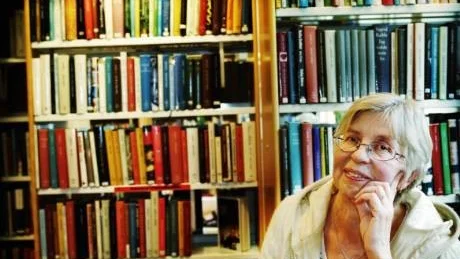 Anna Uppman har skrivit en bok om biblioteken i Tjust under 100 år. Detta med anledning av att Stadsbiblioteket i Västervik firar 100 år i höst.Foto: Ellen Kindstrand