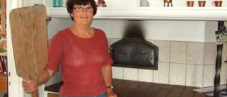 Ulla Svensson lär ut bak på gammalt vis