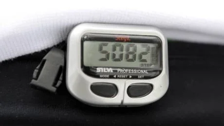 Se till att mixa promenaderna; räknar du till 15000 steg ena dagen, mår kroppen bäst om du går 5000 nästa. Det ger också bäst resultat på lång sikt.