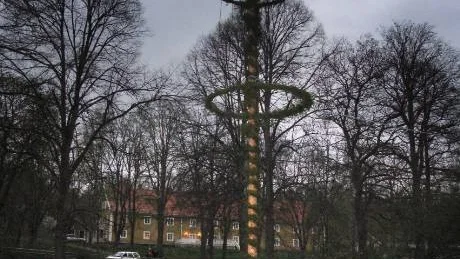 Majstången reses på valborgsfirandet i Ankarsrum. Konstverket med smeden är en hyllning till ankarsrumsborna som varit verksamma på bruksorten i 350 år.