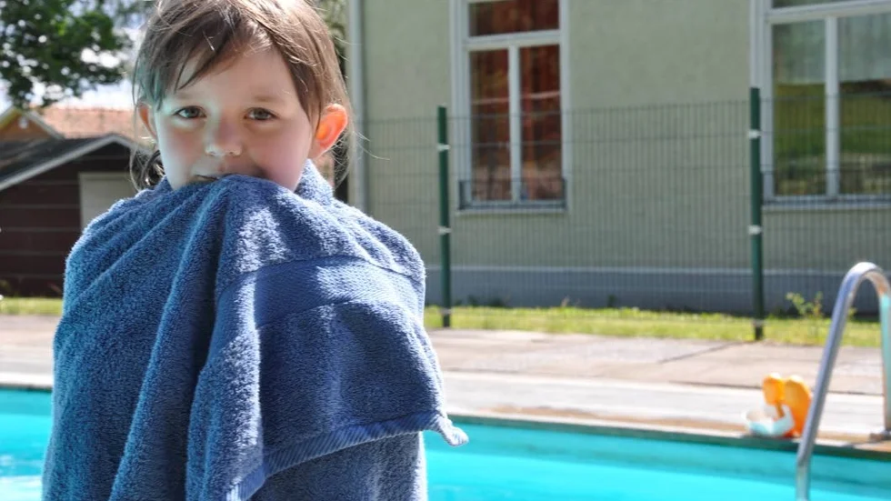 Matilda Andersson badar så hon blir blå om läpparna.