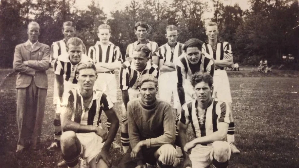 Laget. Ett av BBK:s fotbollslag från 1940-talet. Min far längst till vänster i mittenraden.