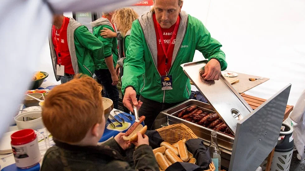 Korvgubbe. Patrik Olsson förser artister, VIP-gäster och personal med varmkorv under torsdagskvällen.