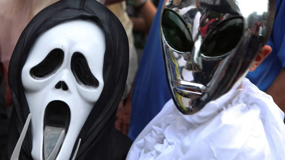 Genrebild. Maskeradutklädda ungdomar.