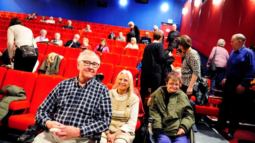 Nervöst. Hans Viktorsson berättar att det känns spännande att se sig själv på film. Ann-Marie Rautenberg och Anette Karlsson var också med på resan.
