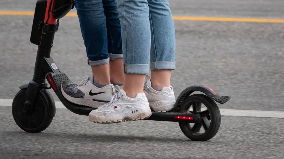 Någon eller några verkar ha åkt runt till skolorna och stulit elsparkcyklar.
