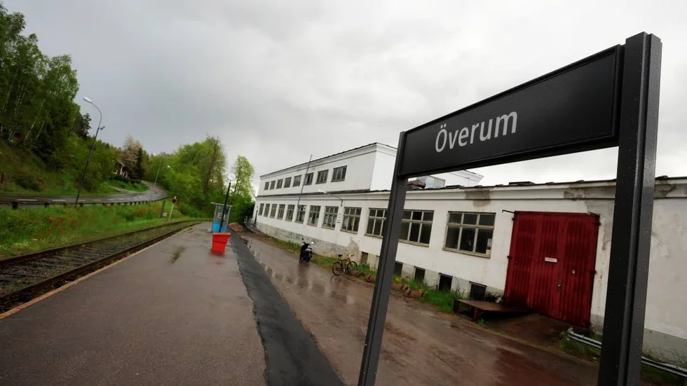 Kan bli bättre. Järnvägsstationen bakom bruket. I planen talar man om behovet av ett riktigt resecentrum i Överum.