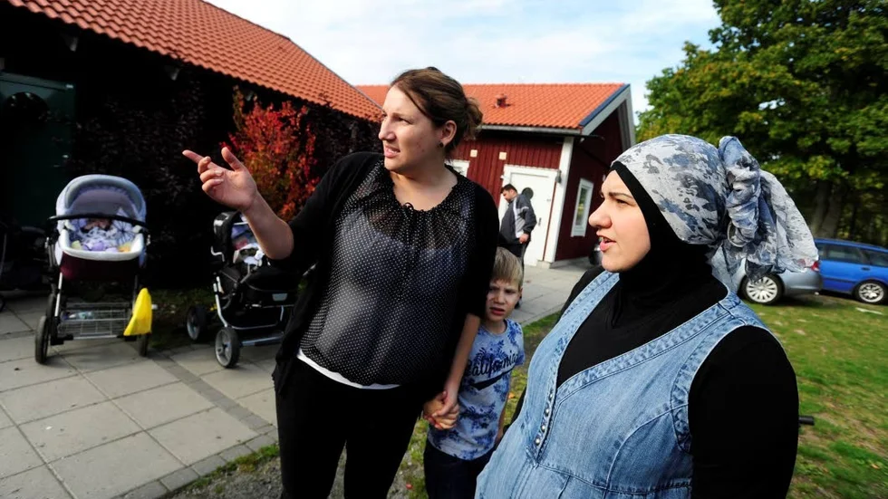 HJÄLPER. Elisabeth Råberg och Dina Ahmad var med och hjälpte till vid utdelningen. Behovet är stort, menar de.