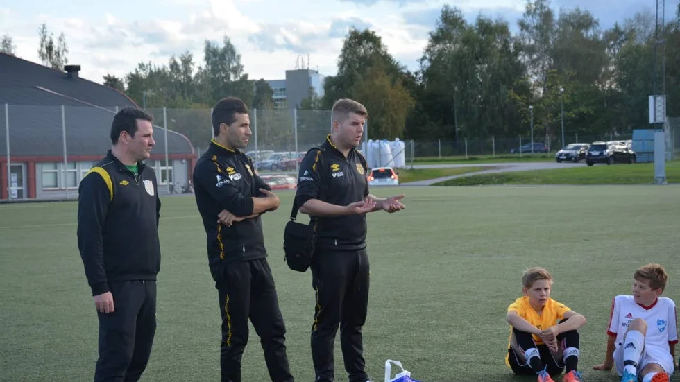 Genomgång. Javier K Gomez, mitten, tillsammans med sina assisterande tränare Pedro San Mateo, till vänster, och Roberto Fernandez.